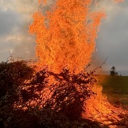 Zwischen lodernden Flammen und stiller Erinnerung: Unser Herbstfeuer auf dem Brandplatz